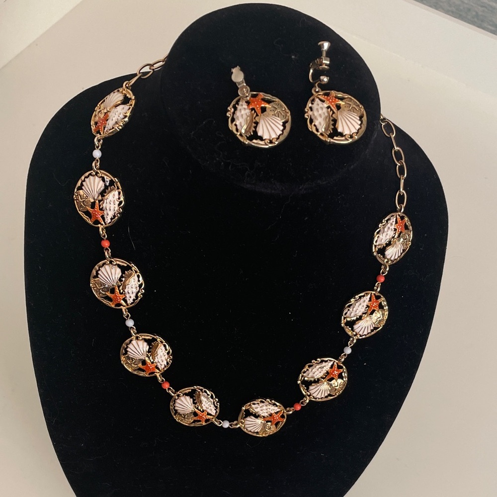 Set Beachy beach Gold tone Seashell Necklace earrings